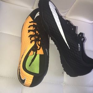 Indoor soccer shoes